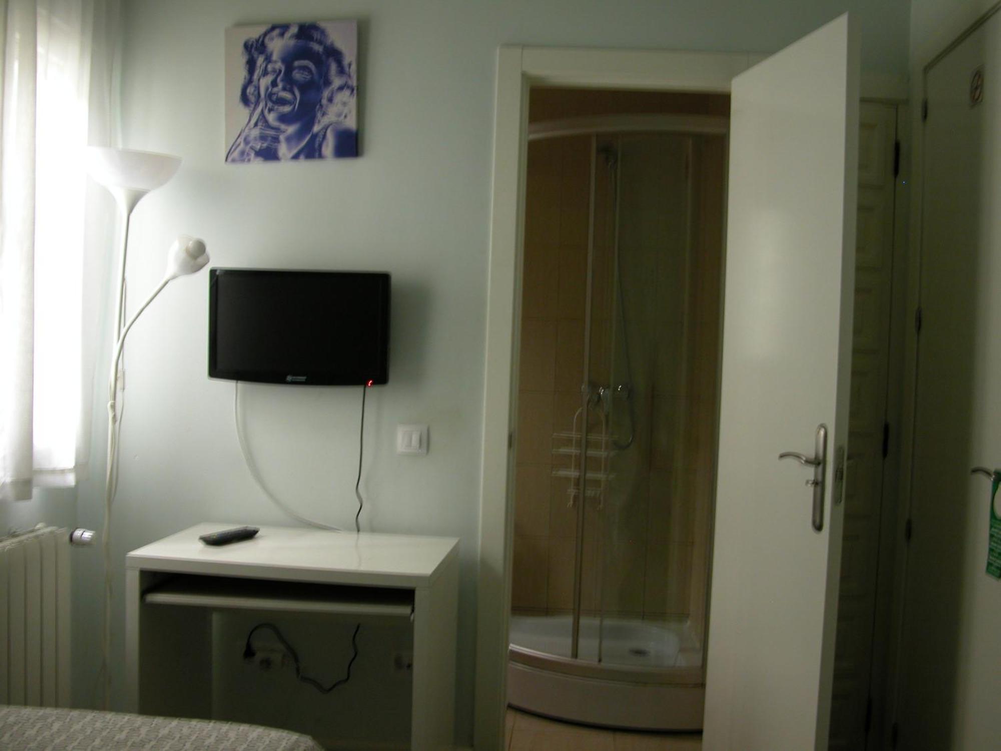 Hostal Goyal Pizarro Мадрид Номер фото