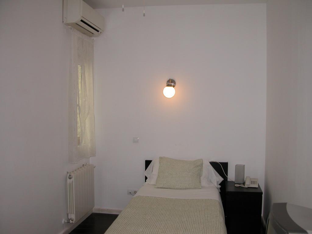 Hostal Goyal Pizarro Мадрид Номер фото
