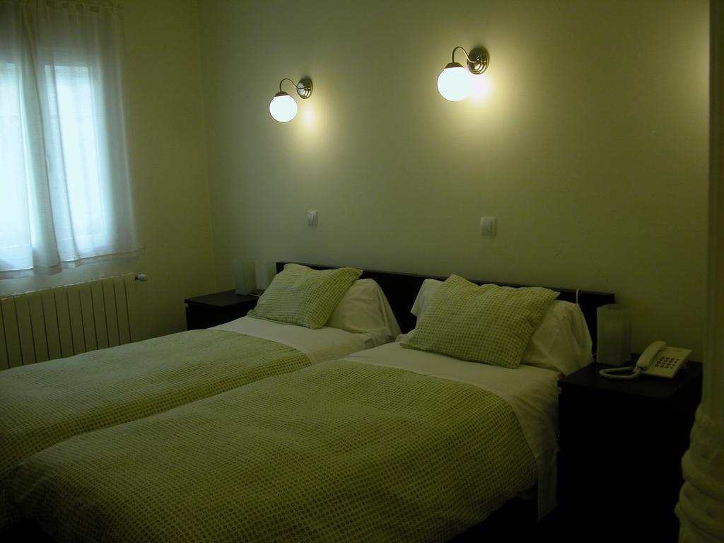 Hostal Goyal Pizarro Мадрид Номер фото